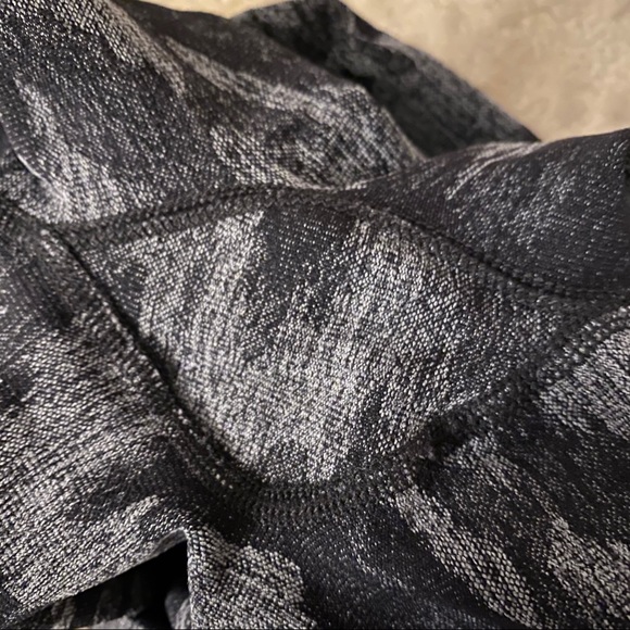 SOLD! GYMSHARK - Black Camo Seamless - XS - Picture 6 of 7